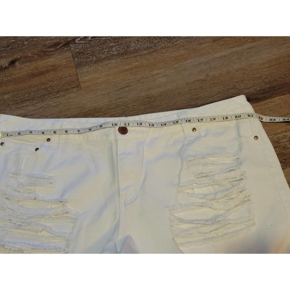 Forever 21 Destroyed White Jean Shorts. Size 18. Cut off style. - Picture 6 of 7